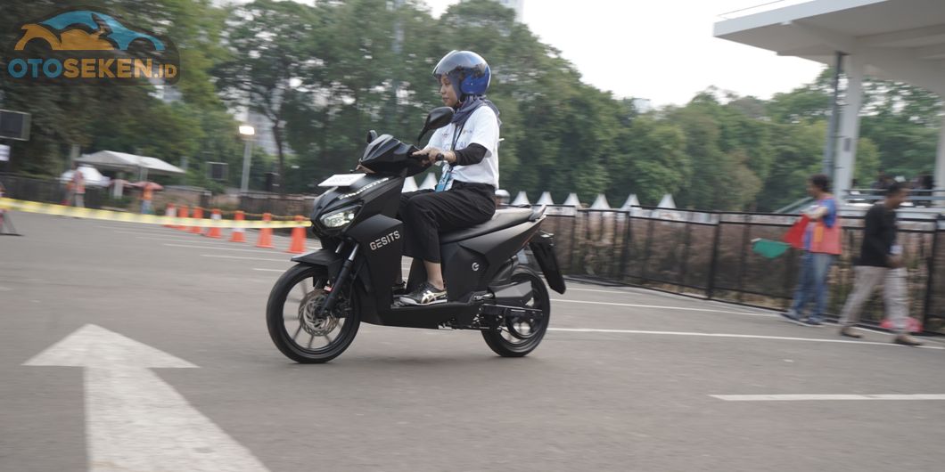 Anda juga bisa test ride motor listrik Gesits di arena test ride IIMS Moto Bike Expo 2019