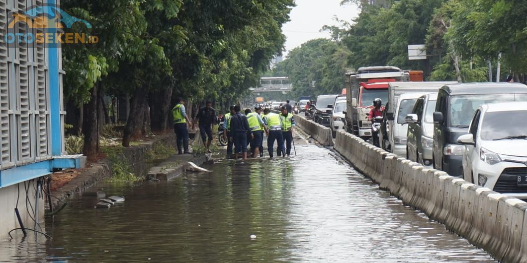 Genangan Banjir Melanda Sebagian Besar Ruas Jalan Utama di Jakarta
