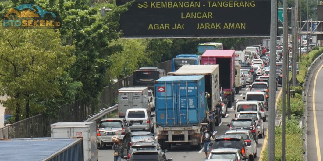 Kemacetan tak terhindarkan di ruas tol Jakarta-Merak akibat banjir yang menggenangi ruas tol Kebon J