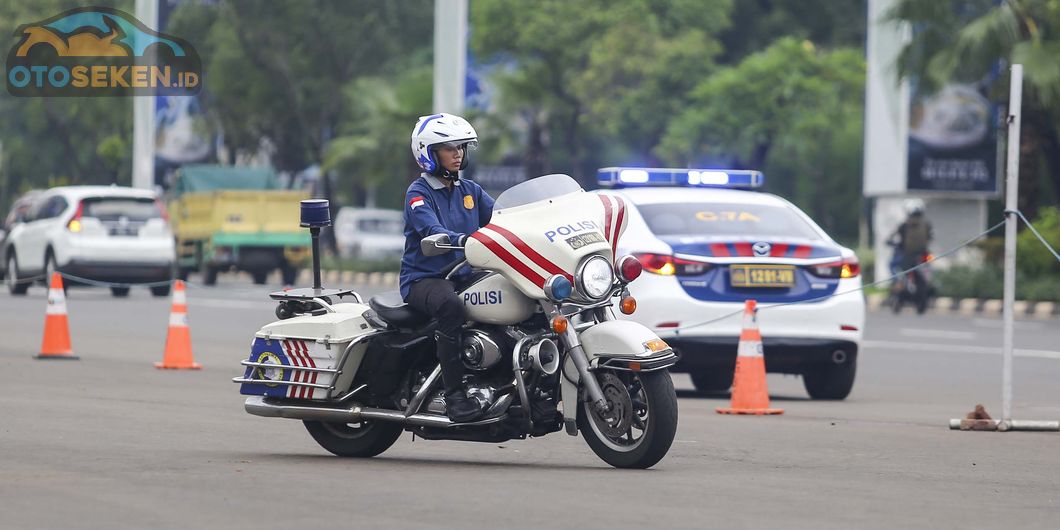 Latihan atraksi BM Polwan