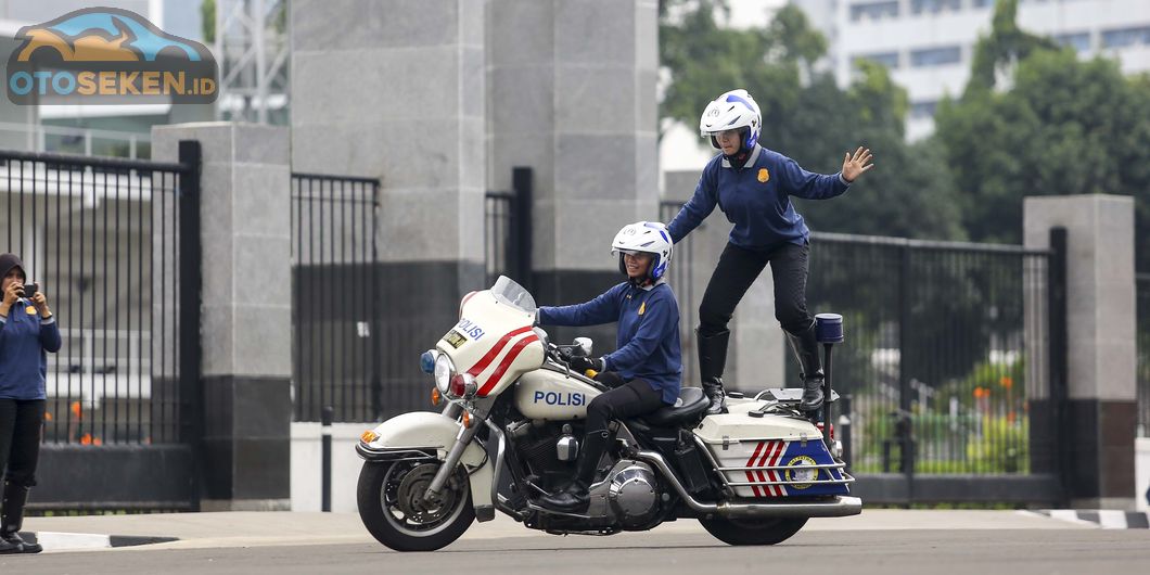 Latihan atraksi BM Polwan