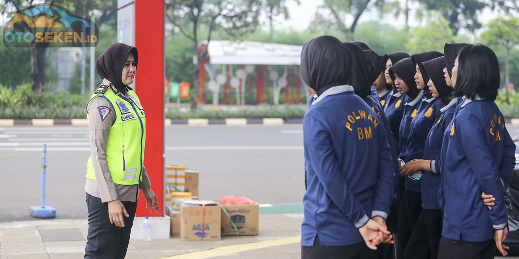 Latihan atraksi BM Polwan