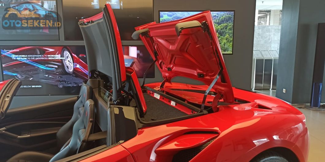 Proses buka atap Ferrari F8 Spider cuma 14 detik