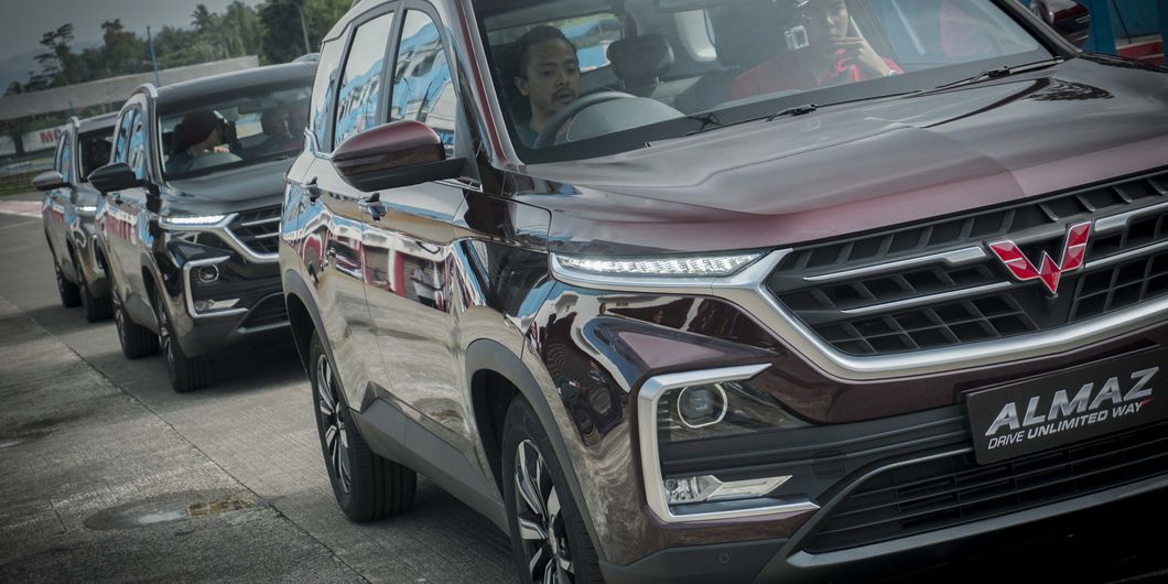 Wuling Almaz menggunakan grille yang besar membuat tampilan depan menjadi lebih kekar