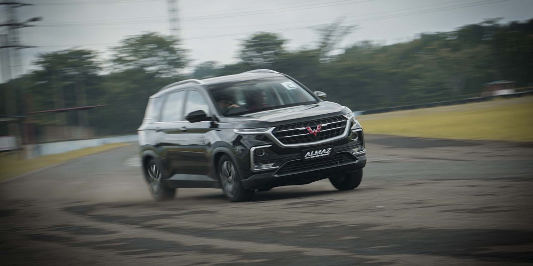 Wuling Almaz memiliki fitur Electronic Stability Control membuat gejala body roll menjadi minim