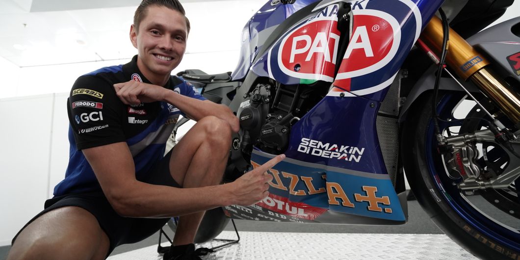 Michael Van der Mark menunjuk tulisan Semakin Di Depan pada bagian side cover YZF-R1 2019