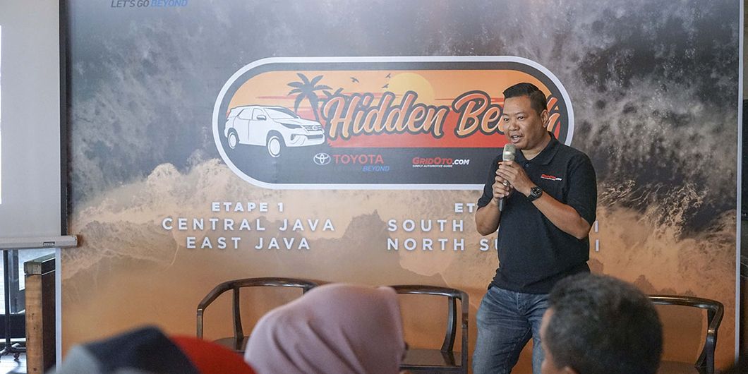 Bimo Aribowo, managing editor teknik GridOto.com memberi sambutan pada pelepasan Tim Toyota Fortuner