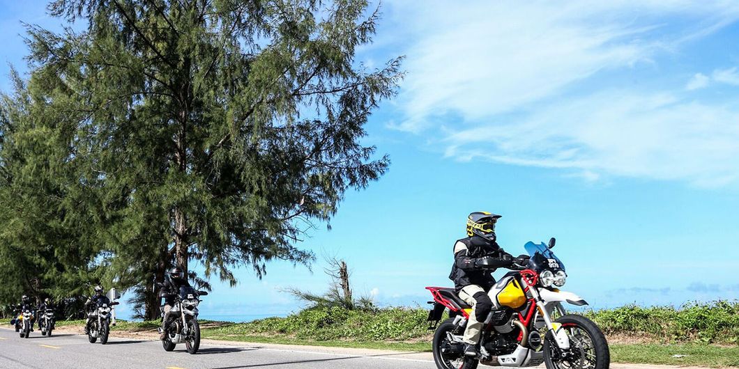 Moto Guzzi V85TT dan GridOto.com saat melintas pinggir pantai di kawasan Khok Kloi, distrik Takua Th