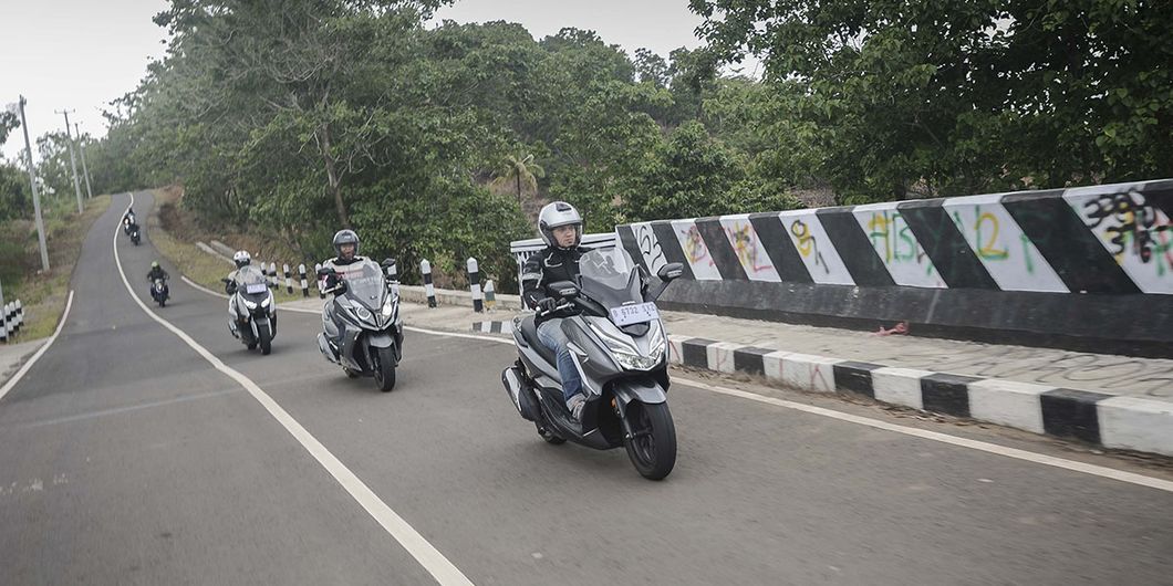 Komparasi Yamaha XMAX 250 VS Honda Forza 250 VS  Kymco Downtown 250i ke Ciletuh, Sukabumi, Jawa Bara