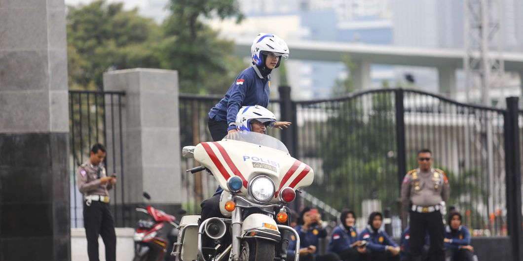 Latihan atraksi BM Polwan