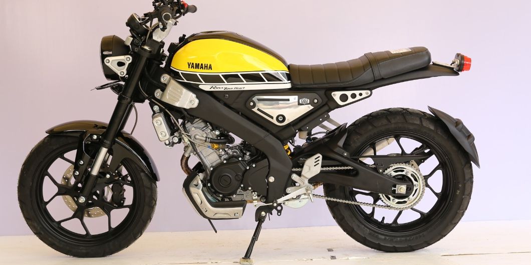 Tampak samping Yamaha XSR 155 pemenang kelas heritage Bekasi