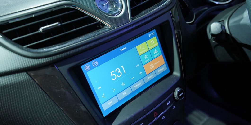 Head unit layar sentuh ukuran 8 inci
