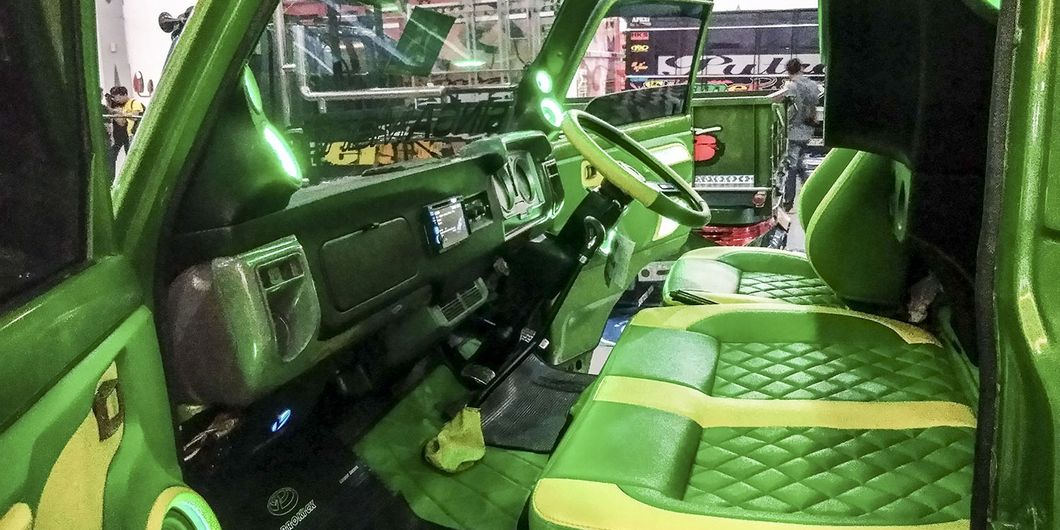 Interior nuansa hijau Putri Sabrina, salah satu kontestan modifikasi truk Daihatsu JFT 2018 – Hikmaw