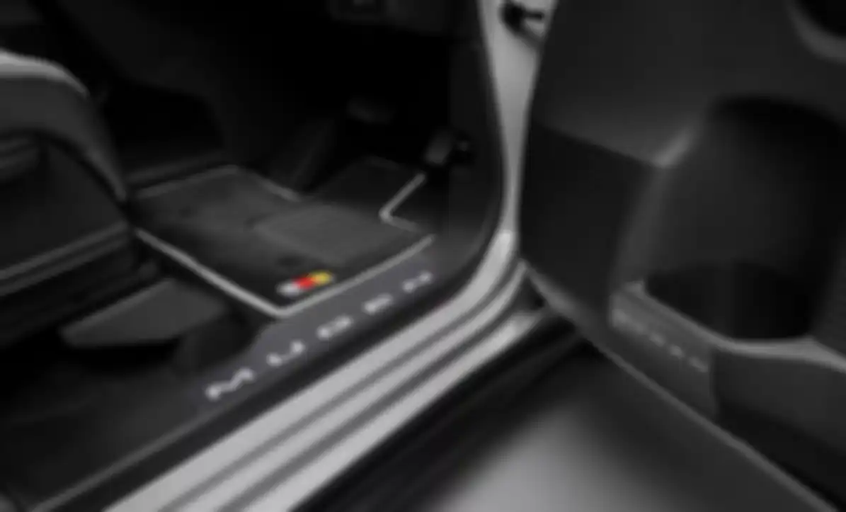 di interior, nuansa Mugen hadir di karpet, sill plate, dan cup holder pintu