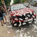 Viral! Maserati Levante Merah Ditempeli Ratusan Pembalut. Apa Ya Penyebabnya?