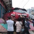Jeduaarrr.. Pemilik Yaris Kaget Sejadinya, Mobil Dipinjam Beli Rokok Malah Nancap Hujam Ruko