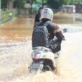 Musim Hujan Mulai Tiba, Pengguna Motor Matic Wajib Waspada , Segini Batas Maksimal Lewati Genangan Air