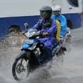 Lebih Licin Jalan Aspal Atau Cor Saat Bawa Motor di Musim Hujan? 