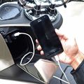 Awas Aki Soak! Ini Cara Benar Charge Smartphone di Motor Saat Mati Lampu