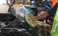 Cuci Windshield Motor Enggak Boleh Sembarangan, Begini Caranya
