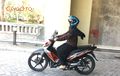Mau Naik Motor Pakai Rok? Pahami Dulu Risikonya Ya Beib