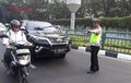 Petugas Kepolisian Arahkan Sejumlah Mobil Pelat Genap di Hari Ini, agar Hindari Wilayah Ganjil Genap