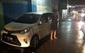 Toyota Calya Terjebak Banjir Deras, Orang-Orang Kesulitan Mengeluarkan Pengemudi