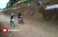 Lagi Seru Balap Motocross, Honda Supra Nongol Tanpa Dosa, Nyasar?