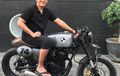 Andre Taulany Pose Bareng Yamaha Scorpio, Hitam Sampai ke Sendal Jepit