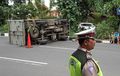 Kucing Nyebrang, Truk Terguling dan Nyaris Tabrak Warung Kopi