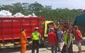 Tak Seempuk Bawaannya, Sopir Dan Kernet Truk Kasur Menderita Tabrak Belakang