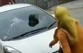 Emak-emak Ngamuk, Batu Besar Mendarat di Kaca Depan Honda Jazz