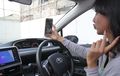 Street Manners: Buat Ladies, Ini Bahaya Multitasking Saat Mengemudi