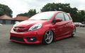 Mencolok Pakai Warna Merah Xyralic, Honda Brio Jadi Elegan Begini