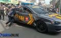 Sedan Patwal Penyok-Penyok Ditabrak Truk, Rombongan Tahanan Terhenti