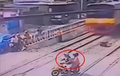 Terobos Palang Rel, Pemotor Ini Nyaris Tersambar Kereta, Mari Pahami Aturannya!