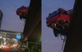 Truk Menggantung Tinggi Di Pagar Flyover, Kayak Di Film Action