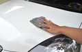 Cara Mengatasi Bercak Bekas Air Hujan Mengering di Cat Mobil
