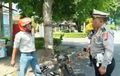 Ogah Ditilang, Pemotor Ajak Gelut, Polisi Kalem Gak Terpancing