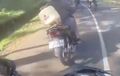 Nafsu Buntutin Moge Cornering, Ini Detik-Detik Honda Supra Bablas