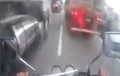 Video Pemotor Nyelap-nyelip di Antara Truk dan Bus, Dijamin Bikin Merinding