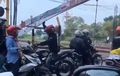 Gile! Video Mudahnya Pengendara Terobos Palang Palang Pintu Kereta Api