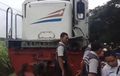 Lengah Lewat Rel Kereta Tanpa Palang, Pikap Terseret Kereta Hingga 250 Meter