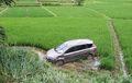 Suzuki Ertiga Baru Terjun Bebas ke Areal Persawahan Sedalam 6 Meter di Jonggol