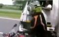 Video Pemukulan Spion Lagi, Sopir Kesal, Pemotor Langsung Dilindas