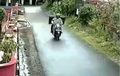 Kendarai Honda Scoopy, Dua Pria Gondol TV Besar Dengan Mudahnya di Perumahan Sepi