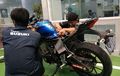 Gagahnya Suzuki GSX-R150, Nyerah Diserang Binatang Kecil Ini
