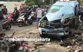 Angkot Remuk Separuh Muka, Sopir 17 Tahun Hampir Diamuk Massa