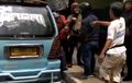 Angkot Diuber Sampai Perkampungan, Aksi Zigzag Tabrak Pemotor Wanita
