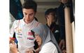 The Power Of Emak-emak Bandung! Marc Marquez Aja Rela Turun Dari Bus Demi Selfie